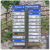 Wegweiser in Tremosine Tremosine, Gardasee